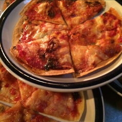 薄くてクリスピーな小さなPizza　マルゲリータ（フレッシュバジル）