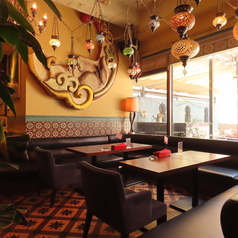 天井から吊るされた色鮮やかなランプが、店内に幻想的な雰囲気を作り出しています◎広々としたソファー席は、12名様までゆったりとお座りいただけます!周囲を気にせず、友人や同僚と賑やかに楽しい時間を過ごしたい方におすすめ★異国情緒あふれる空間で、特別な思い出作りに華を添えませんか♪