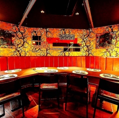 【大人の空間デザイナーズ個室席】大人の為の落ち着いた雰囲気となっております。2名様~150名様までご利用可能な完全個室席は名古屋駅で接待や女子会、合コンなど各種宴会に最適なプライベート個室空間♪お得な宴会コースプランもご予算に合わせて5000円~ご用意。誕生日や記念日にお得なサプライズ特典もご用意◎◎