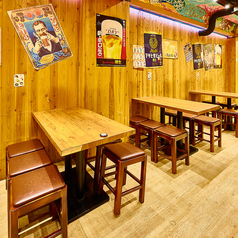 【2名～4名様テーブル】お仕事帰りの飲み会や女子会,合コンにお気軽にご利用下さい。誕生日のお祝いにも◎当店は内装にもこだわり疲れを癒す空間造りでおもてなし致します。女子会,同窓会,誕生日のお祝い等特別な日のお食事にも◎ご来店お待ちしております。