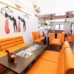 最大5名様までご利用可能な、広々としたソファー席をご用意しております。ご家族での和やかなお食事や、ご友人との飲み会など、幅広い集まりに対応できるゆったりとした空間です。ソファーに身をゆだねて、美味しいお料理と弾む会話を存分にお楽しみいただけます。くつろぎの時間をお過ごしください。