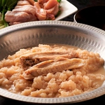 【水炊き】鶏ガラをふんだんに使い8時間以上じっくり炊いて造った濃厚白濁スープを使用した水炊き