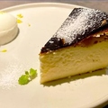料理メニュー写真 自家製バスクチーズケーキ　ジェラート添え