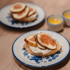 季節のフルーツとブルーチーズのブルスケッタ<1個>