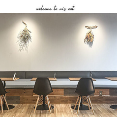 広々とした空間に配置された4名様掛けのテーブル席です。ご家族やご友人とのランチ、ママ会でのご利用に最適。居心地の良い空間で、自慢のハンバーグやスイーツをお楽しみいただけます。テーブル配置の変更も可能ですので、人数に合わせてご利用ください。