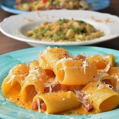 岡崎おうはん卵黄とペコリーノチーズで仕上げた本場ローマのリガトーニ「カルボナーラ」