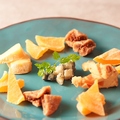 料理メニュー写真 ドライフルーツとチーズの盛り合わせ