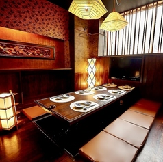 【大人の空間デザイナーズ個室席】大人の為の落ち着いた雰囲気となっております。2名様~80名様までご利用可能な完全個室席は名古屋駅で接待や女子会、合コンなど各種宴会に最適なプライベート個室空間♪お得な宴会コースプランもご予算に合わせて5000円~ご用意。誕生日や記念日にお得なサプライズ特典もご用意◎◎ 