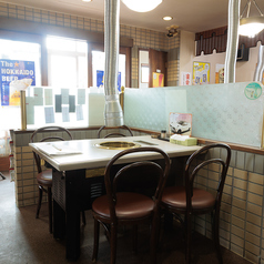 普段使いから特別な日のお食事といった幅広い用途でご利用いただけるテーブル席をご用意しています!4名掛けのテーブル席が2席、ご用意しており2名~4名でご利用いただけます!ぜひご家族、ご友人、恋人などと一緒に当店で楽しいひと時をお過ごしください!