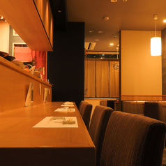 ゆったりとした時間を過ごせる隠れ家的なお店です。仕事の後にサクッと一杯楽しむのにぴったりな雰囲気が漂っています。5つのカウンター席は、1人でも気軽に利用できます。友人とのおしゃべりや、静かなひとときを楽しむのにも最適です。心のリフレッシュにぴったりなこの場所で、特別なひとときをお過ごしください☆