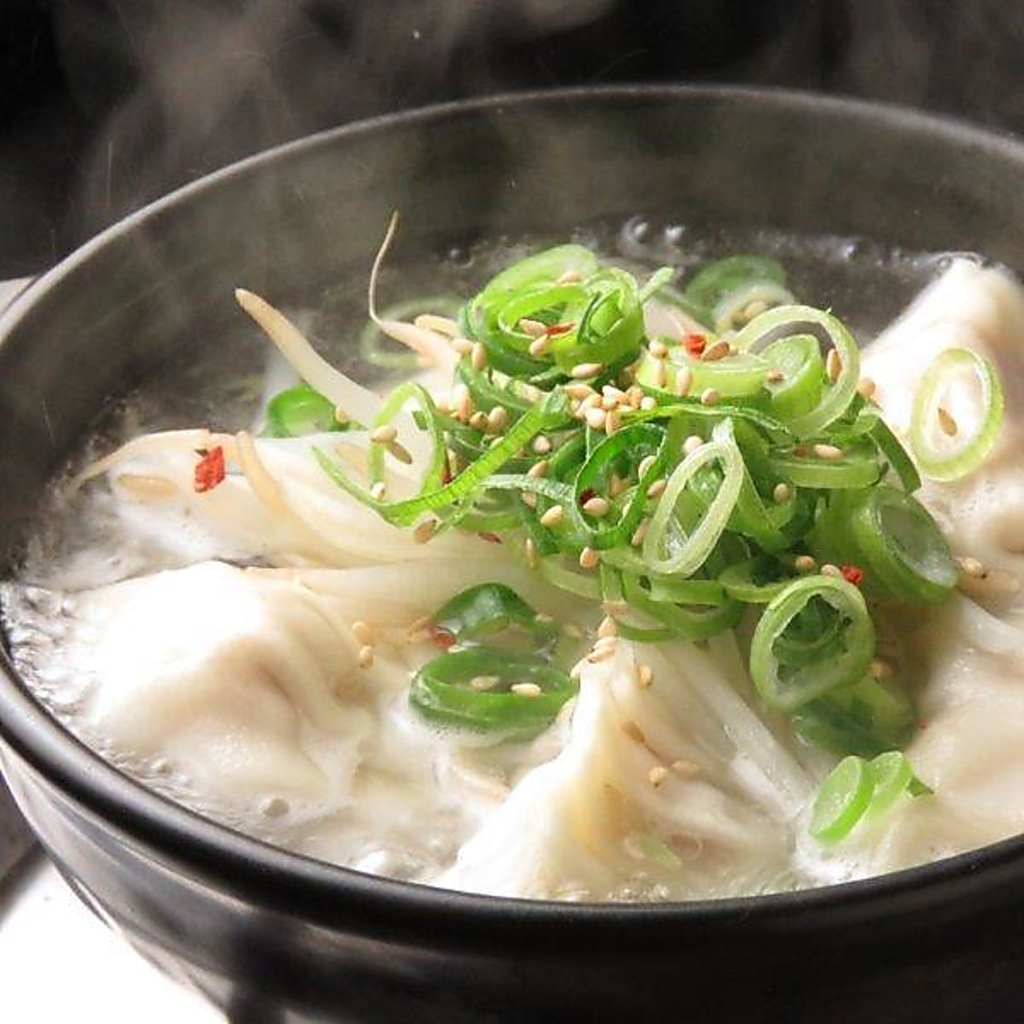 ゆで餃子の皮が進化しました☆もちもちした食感と皮のツルツル食感をぜひ体験してみてください！ 