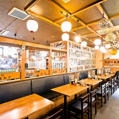 【同僚と！】お客様の明るい声が飛び交う賑やかな店内！仕事終わりのサク飲みやサク飯にもおすすめ、おひとり様も大歓迎♪女子会・同僚とサシ飲み・デートにもご利用ください！