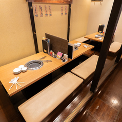 【6名様から12名様までの掘りごたつ席】ご家族でのご利用、会社で仕事帰りに半個室感覚で楽しめる席もご用意されています。