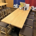2名名～12名様まで着席可能な広々としたテーブル席は、会社のご宴会やご友人同士の集まりに最適です。全員の顔を見渡せるレイアウトで、一体感のあるひとときをお過ごしいただけます。ゆとりある空間で旬の料理とお酒を囲みながら、笑顔あふれる時間をお楽しみください。