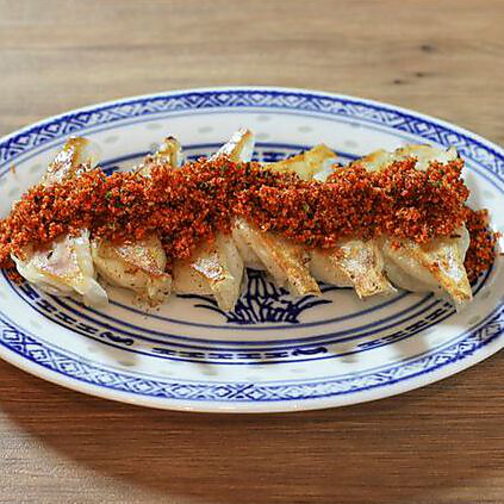 四川山椒や唐辛子など8種類のスパイスの配合で仕上げたマイルドな味わいの「赤餃子」は当店一番人気