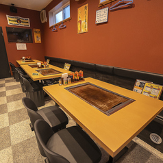 ご家族でのお食事や飲み会などちょっとした集まりにちょうどいい!4名様掛けのテーブル席ございます♪