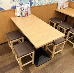 2名～4名様用のテーブル席は、ご友人同士での飲み会やご家族でのお食事にぴったり。全員の顔を見渡しやすい配置で、自然と会話も弾みます。落ち着いた雰囲気の中で、旬の料理とお酒を囲みながら、ゆったりとした時間をお楽しみください。少人数での宴会や女子会にもおすすめです。