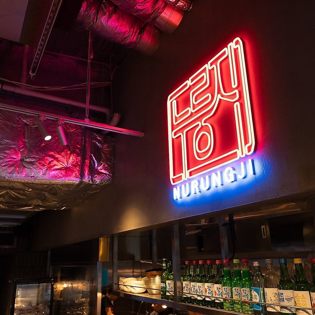 店内に輝く店名のネオンライトが、雰囲気を作ります