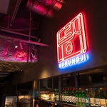 店内に輝く店名のネオンライトが、雰囲気を作ります