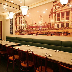 ベンチシートのお席は、大人数様のご宴会にもおすすめです。現地を思わすオリエンタルな空間で、ぜひ当店のシンガポール料理をご堪能くださいませ♪