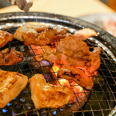 鮮度抜群の鶏肉をお客様自身で焼いて楽しめる「鶏焼肉」