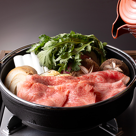厳選された黒毛和牛を使ったしゃぶしゃぶとすき焼きを堪能