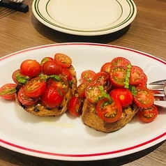 フレッシュトマトのケッカソースをパンに乗せたブルスケッタ