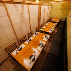 周囲の目を気にせず、プライベートな時間を楽しむことができます。温かみのある照明と落ち着いた内装が、特別なひとときを演出します。大切な人と過ごす贅沢な時間を、ぜひ当店でお楽しみください。