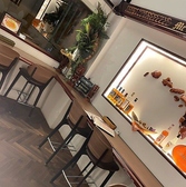 【心地よい空間を演出】当店のインテリアは、落ち着いた色合いで統一されており、居心地の良さを追求しています！