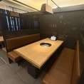 4名様～6名様でのご利用に特化した、プライベートな空間を提供するテーブル席です。周りを気にせず、お好きなペースでゆっくりとお食事を楽しみたい方に最適。デートや少人数の集まり、女子会など、様々なシーンでご利用いただけます。居心地の良い空間で、格別な時間をお過ごしください