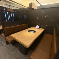 4名様～6名様でのご利用に特化した、プライベートな空間を提供するテーブル席です。周りを気にせず、お好きなペースでゆっくりとお食事を楽しみたい方に最適。デートや少人数の集まり、女子会など、様々なシーンでご利用いただけます。居心地の良い空間で、格別な時間をお過ごしください