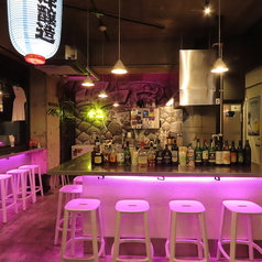 【お1人様も歓迎!】デートやサク飲みにもピッタリなカウンター席!気さくな店員さんとのオシャベリも◎是非お楽しみください!もちろんお一人様でもお気軽にお立ち寄り頂けます!建築家のオーナーがデザインしたお洒落空間。
