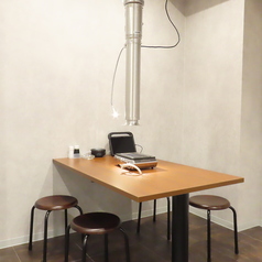 店内はシンプルな白い壁と温かみのある木目調のテーブルで統一されており、落ち着いた雰囲気を演出しています。4名様用のテーブルを4卓ご用意。友人や家族との楽しいひと時をお過ごしいただけます。心地よい照明が、リラックスした空間を作り出し、食事を一層美味しく感じさせてくれます