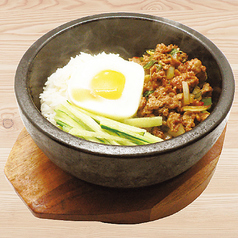 石焼き鶏ひき肉のバジル炒めご飯　Grilled-minced chicken rice with basil in stone