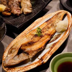 炭で焼くホッケ