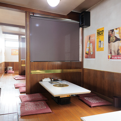 団体様でのご利用にもピッタリの小上がりをご用意しています!小上がりは左側と右側に分かれており、左側にある小上がりでは仕切りを外すことができるので団体様でのご利用にも対応しております!ぜひ会社での宴会や同窓会、結婚式の二次会といった大人数でのお食事や飲み会におすすめのお席となっています☆