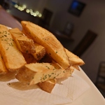 揚げたてのフライドポテトをどうぞ♪外はカリッと、中身はホクホクのポテトとお酒がまたマッチします