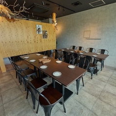 【8名テーブル×2】4名テーブルを組み合わせて宴会使用に◎広いスペースを設けている当店は、大人数のお客様も快適にお過ごしいただけます。各種宴会・パーティーもお気軽にご予約・お問い合わせください!