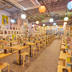 気取らず落ち着く和みの店内…ワイワイと飲み会を楽しみたいお客様におすすめのテーブルを多数完備しています!他、1名様~2名様に最適なカウンター席もありますので、少人数のお客様もフラッと気軽にご来店ください♪