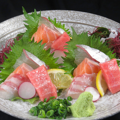 市場で仕入れる新鮮な旬の魚介類を最高の形でご提供