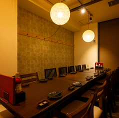 仕切りをすれば最大14名様までご利用可能な半個室席に