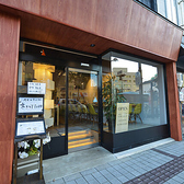 当店は全席禁煙となっております。喫煙されるお客様にはご不便をおかけしますが、ご理解ご協力をお願いいたします。店内は無料Wi-Fiを完備しており、どなた様にも快適な感動的な時間をお約束します。広々としたお席の間隔で、ゆったりとくつろげる空間です。