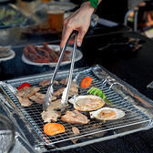 【着火炭、網、プレート】・卓上の炭は着火済み。　炭の追加はスタッフまで。・焼き網40×30cm 1枚/1テーブル・アルミプレート（鉄板がわり）1枚/1テーブル※受付まで　※画像はイメージです。