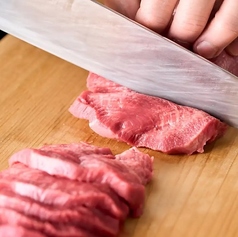 一枚ずつ手切りした上質な肉を提供