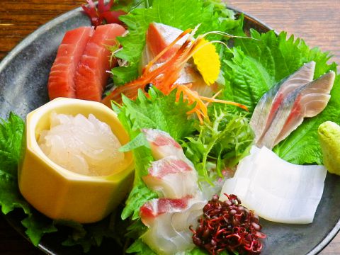 地元富山の天然ものを使用。シンプルな調理法で素材を生かした料理を。