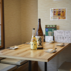 2次会やサク飲みに最適のテーブル席もご用意しております。軽くお食事をご希望のお客様にもご利用して頂きやすい席となっております。【2～4名様】のお席を2つご用意しております