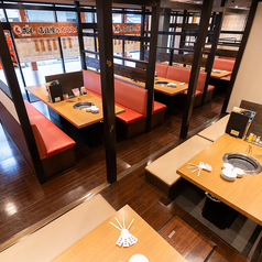 【貸切時 最大58名様までご利用可能】開放的かつ居心地の良い席や掘りごたつ席、またお気軽に立ち寄れるテーブル席など種類豊富なお席をご用意しております！貸切宴会も承っておりますので、人数や予算などお気軽にお問い合わせください。