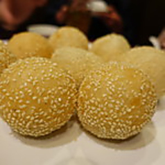 【驚くなかれ！】特大の自家製揚げゴマ団子(大3個)の写真