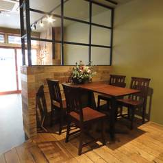 4名席のテーブルを2つご用意しております。