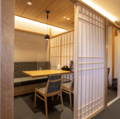 【接待・ハレの日・特別な日にオススメの2～4名様個室】上品で落ち着いた空間で、和の雰囲気を味わえる個室は接待・ハレの日・特別な日にぴったりです。